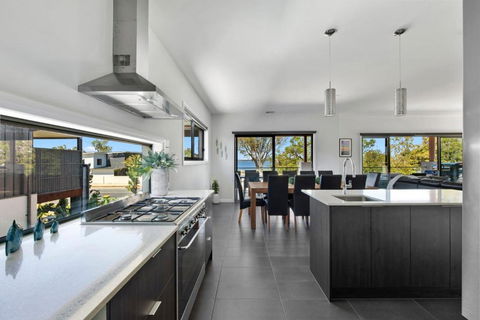 NEW - Sunrise Waters Holiday House - Rental Cars 1