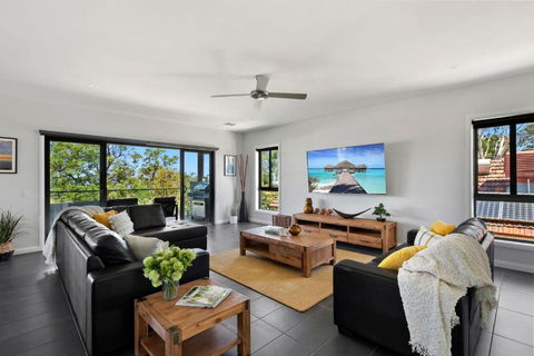 NEW - Sunrise Waters Holiday House - Rental Cars 2