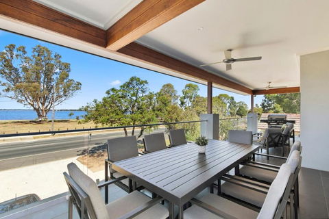 NEW - Sunrise Waters Holiday House - Rental Cars 0
