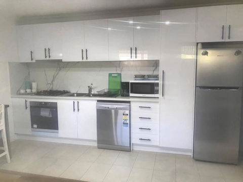 Oakleigh Private Unit - Rental Cars 0