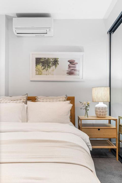 Park Life! Elegant & Sun-Filled 2 Bed 2 Bath Home In Caulfield North - Rental Cars 1