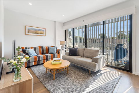 Park Life! Elegant & Sun-Filled 2 Bed 2 Bath Home In Caulfield North - Rental Cars 0