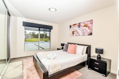 Paradise Point - Entire Home In Clarence Point, Tasmania Australia, 10 Guests 7 Bedrooms 7 Beds 3 Baths - Rental Cars 1