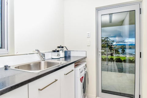 Paradise Point - Entire Home In Clarence Point, Tasmania Australia, 10 Guests 7 Bedrooms 7 Beds 3 Baths - Rental Cars 3
