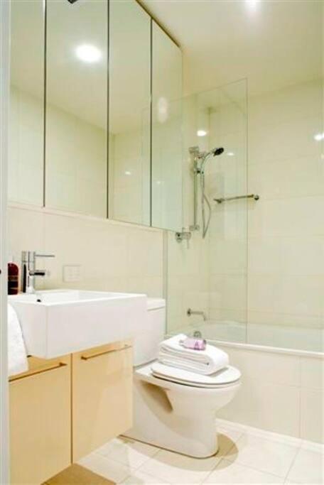 Perfectly Located Crows Nest Apartment C404 - Rental Cars 2