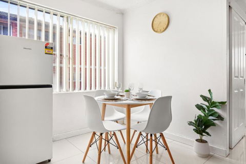 Polished 2-Bed Unit In The Heart Of Parramatta - Rental Cars 1