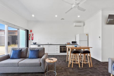 Port Lincoln Shark Apartment 5 - Rental Cars 1