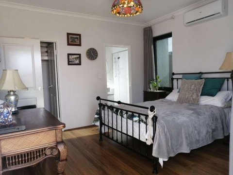 Private & Cosy! Master Bedroom In Perth With Garden View - Rental Cars 2