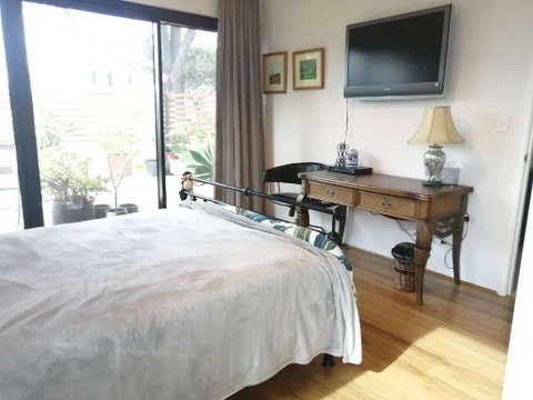 Private & Cosy! Master Bedroom In Perth With Garden View - Rental Cars 1