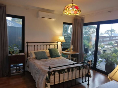 Private & Cosy! Master Bedroom In Perth With Garden View - Rental Cars 0