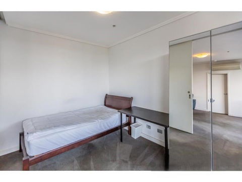 Private Room With Shared Washroom Only In 3bhk Apartment - Rental Cars 1