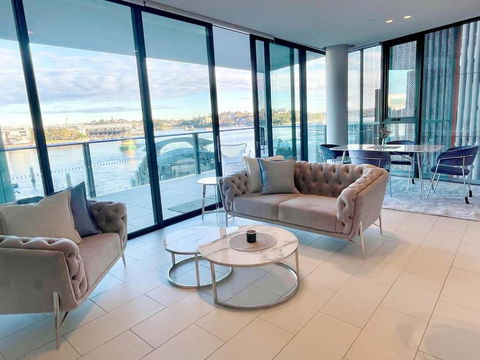 RARE Luxury Waterfront Living - Rental Cars 0
