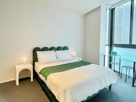 RARE Luxury Waterfront Living - Rental Cars 2