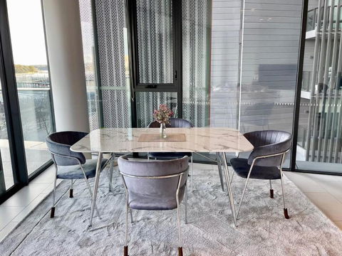 RARE Luxury Waterfront Living - Rental Cars 3