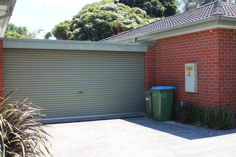 Australian Home Away Ringwood Bardia - Rental Cars 1