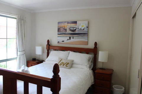 Australian Home Away Ringwood Bardia - Rental Cars 2