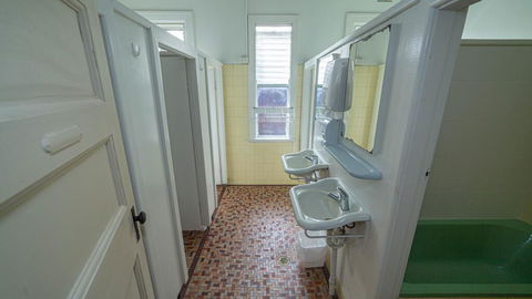 Australian Hotel - Rental Cars 0