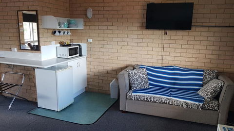 Avlon Gardens Motel - Rental Cars 1