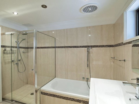 Beach House' 8 Mistral Close - Large House With Aircon - Rental Cars 2