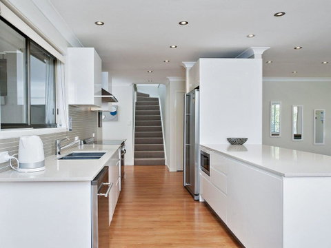 Beach House' 8 Mistral Close - Large House With Aircon - Rental Cars 3