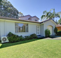 Beach House' 8 Mistral Close - large house with aircon - Rental Cars