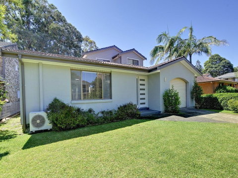 Beach House' 8 Mistral Close - Large House With Aircon - Rental Cars 0
