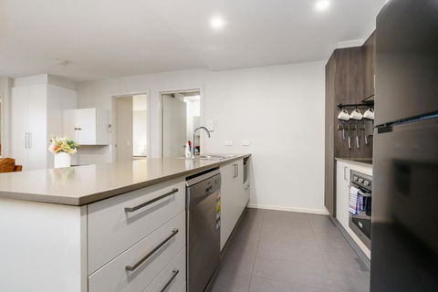 Relaxing 2BR Stay Near South Point Tuggeranong - Rental Cars 2