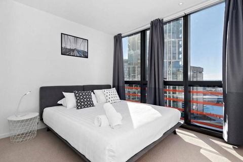Resort-style Docklands Riverview Stay With Parking - Rental Cars 1