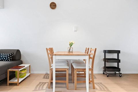 Resort-style Docklands Riverview Stay With Parking - Rental Cars 3