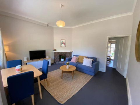Retro Apt 6 Mins To Victoria Quay - Rental Cars 0