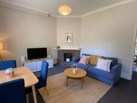 Retro Apt 6 Mins To Victoria Quay - Rental Cars 3