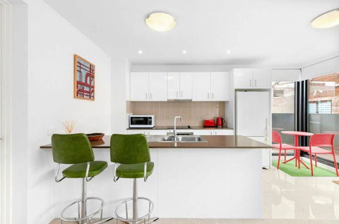 Right In The Centre Of Town - Rental Cars 2