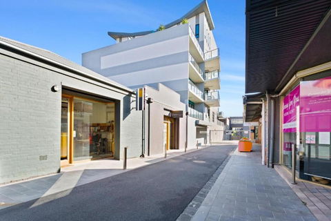 Right In The Centre Of Town - Rental Cars 3