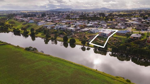 Riverside Haven - Rental Cars 1
