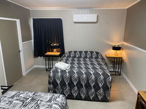 Rix Hotel Motel - Rental Cars 1