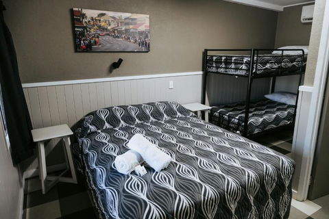 Rix Hotel Motel - Rental Cars 3