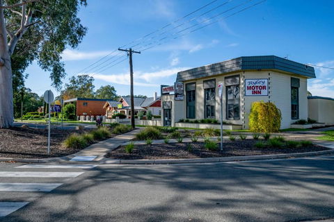 Ryley Motor Inn - Rental Cars 2