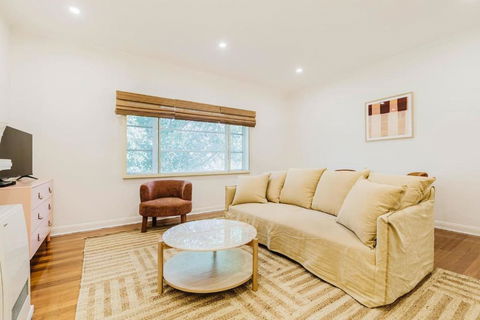 Salmon Calm - Trendy Velvet Allure By Albert Park - Rental Cars 2