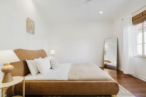 Salmon Calm - Trendy Velvet Allure By Albert Park - Rental Cars 0