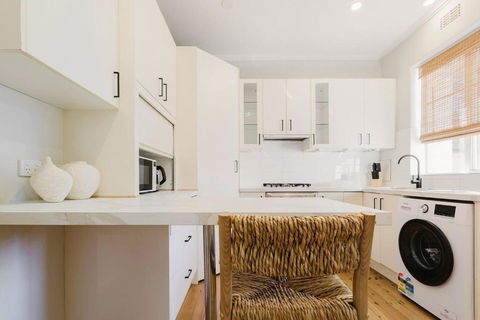 Salmon Calm - Trendy Velvet Allure By Albert Park - Rental Cars 1