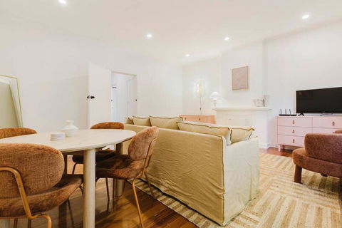 Salmon Calm - Trendy Velvet Allure By Albert Park - Rental Cars 3