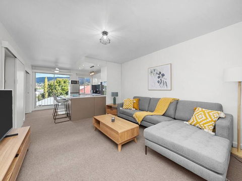 Sandy Bay Apartment With Hobart River View, Near UTAS - Stroll To Cafes And Shops - Rental Cars 0