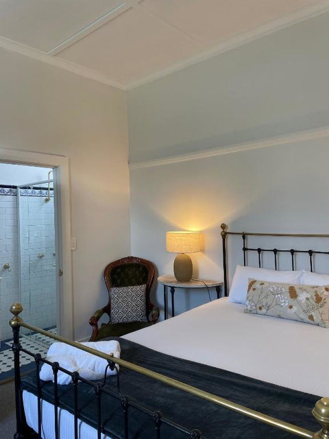 The Bolt Inn - Rental Cars 2