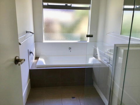 Beachwood House - Broadwater - Rental Cars 3