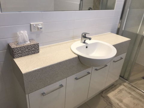 Beautiful New Room - Rental Cars 1