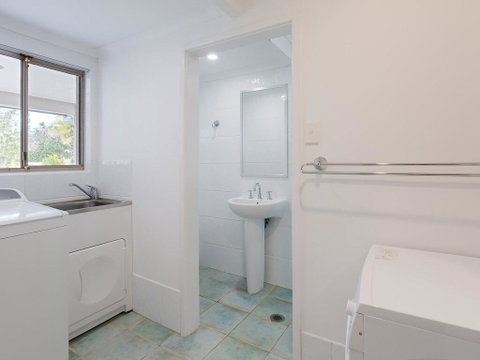 Beauty And The Beach', 88 Foreshore Drive - Large Home With WIFI & Water Views - Rental Cars 2