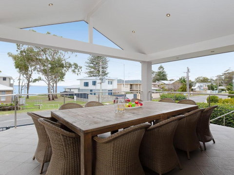 Beauty And The Beach', 88 Foreshore Drive - Large Home With WIFI & Water Views - Rental Cars 0