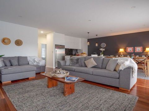 Bella K - Style, Comfort And Location - Rental Cars 1