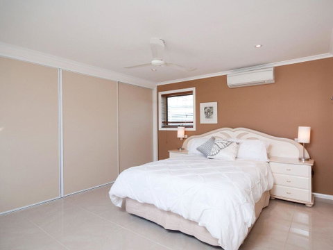Bellima Beach House', 9 Jackson Close - Huge Duplex With Air Con And Fabulous Views - Rental Cars 1
