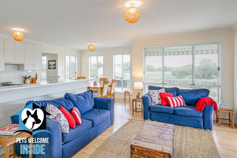 Big Stylish House With River Views, Games Room & WiFI - Rental Cars 1